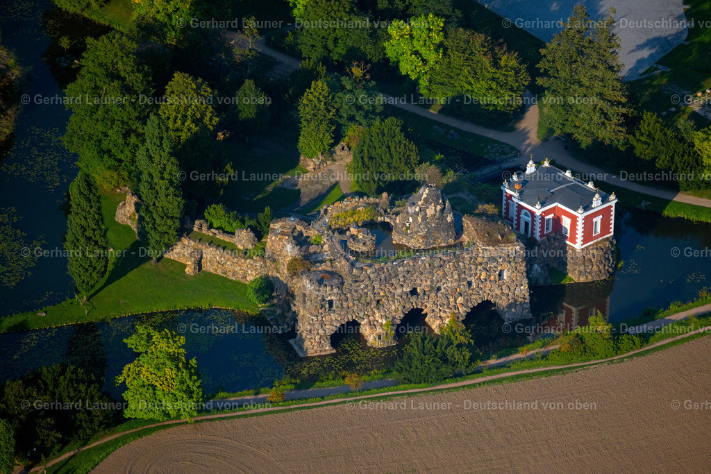 4062488 | ORANIENBAUM-WöRLITZ 08.09.2021 WöRLITZ 19.10.2014 Insel Stein im UNESCO-Kulturerbe- Park des Dessau-Wörlitzer Gartenreiches in Wörlitz im Bundesland Sachsen-Anhalt. Das Gesamtbauwerk wird durch Felsengänge, Grotten, Tempel, Kolumbarium, Amphitheater, Villa Hamilton u.v.a. mehr gebildet. // Venus temple in the UNESCO Cultural Heritage Park of Dessau-Woerlitz Garden Kingdom in Woerlitz in Saxony-Anhalt. Foto: Gerhard Launer