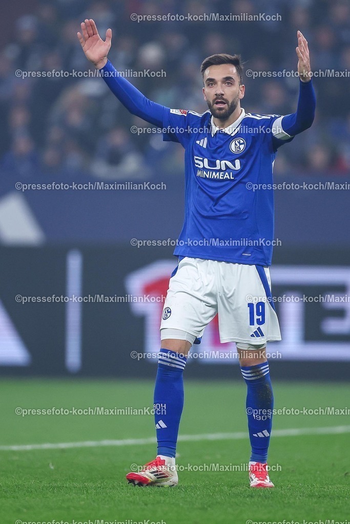 S0401022502116 | 01.02.2025, Fußball, FC Schalke 04 - 1. FC Magdeburg, 2.. Fußball Bundesliga, 20. Spieltag, Veltins-Arena Gelsenkirchen, Saison 2024 2025: Kenan Karaman (S04 #19) gestikulierendDFB regulations prohibit any use of photographs as image sequences and or quasi-video.