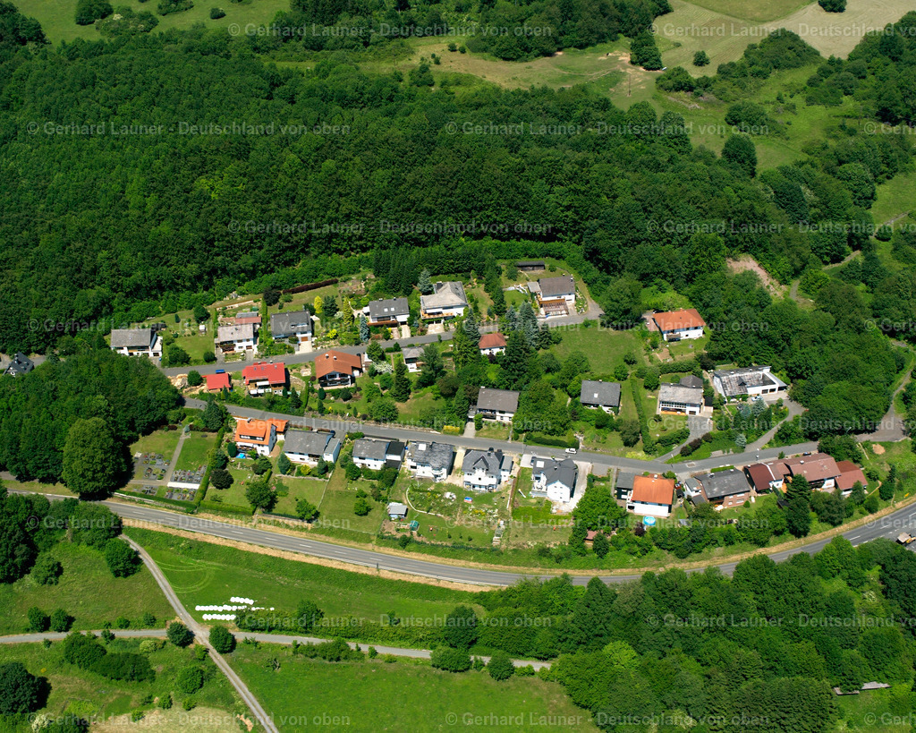 2610713 | HEILIGENBORN 09.06.2006 Von Wald und Forstgebieten umgebener Ortskern der Straßen und Häuser und Wohngebiete in Heiligenborn im Bundesland Hessen, Deutschland // Surrounded by forest and forest areas center of the streets and houses and residential areas in Heiligenborn in the state Hesse, Germany Foto: Gerhard Launer