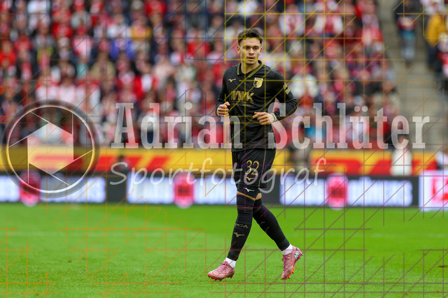 1. FC Köln vs FC Augsburg - 1. Bundesliga  | Köln, Deutschland, 18.10.25:   Fabian Rieder (FC Augsburg) schaut waehrend des Spiels der 1. Bundesliga zwischen  1. FC Köln vs FC Augsburg im RheinEnergieStadion(Foto von Brauer-Fotoagentur / Adrian Schlueter)
