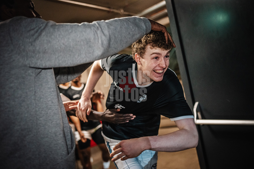 Basketball | Männer | Saison 2024/2025 | easyCredit Basketball Bundesliga | 18. Spieltag | Veolia Towers Hamburg vs. FIT/One Würzburg Baskets | 26.01.2025 | Mika Tangermann (#15, Veolia Towers Hamburg) beim Einlauf