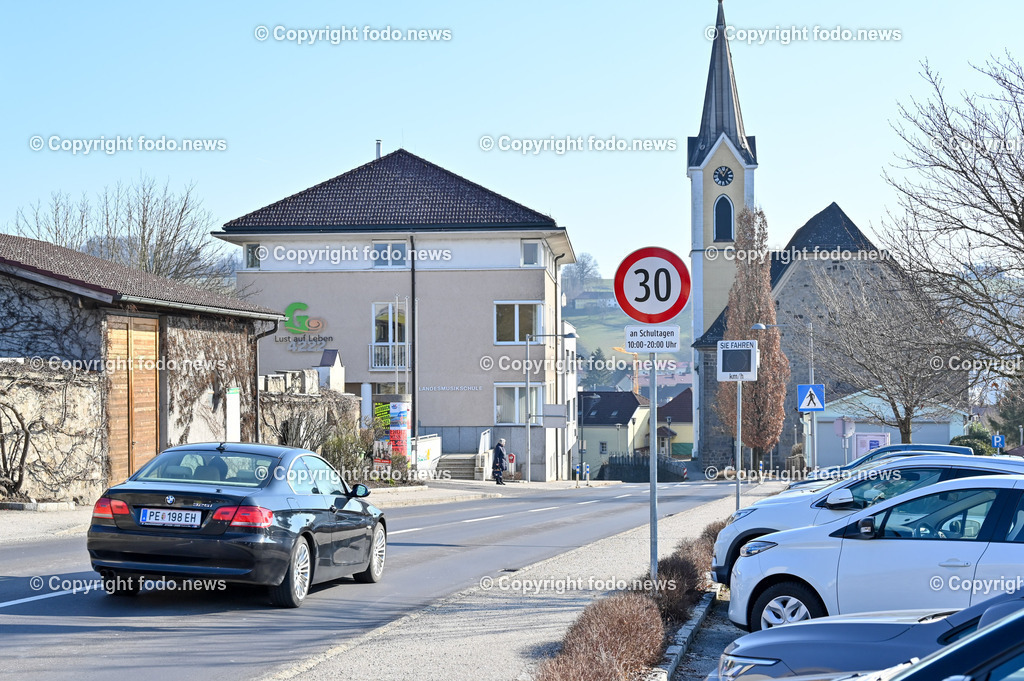 Sankt Georgen an der Gusen_ Volksschule_ 30er_ 08.02.2023-2 | 08.02.2023, St. Georgen an der Gusen, AUT, Linzer Strasse, Volksschule 30er, im Bild Linzer Strasse in St. Georgen an der Gusen, Volksschule, 30er Tafel, 30 KmH Beschraenkung