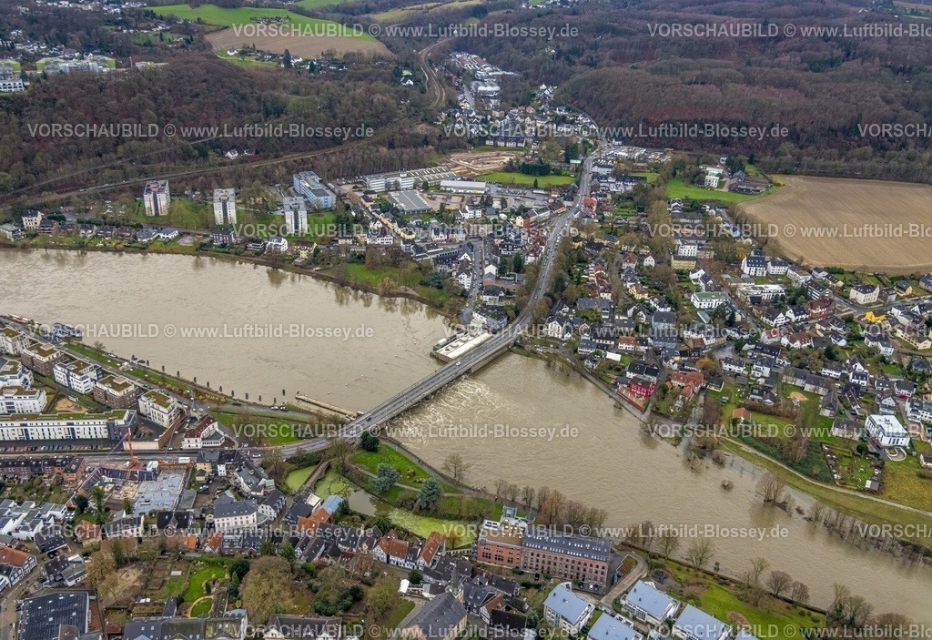 Essen231202851Kettwig-topaz | Luftbild, Ruhrhochwasser, Weihnachtshochwasser 2023, Fluss Ruhr tritt nach starken Regenfällen über die Ufer, Überschwemmungsgebiet Kettwiger See mit Eisenbahnbrücke Kettwig und Ortsansicht, Kettwig, Essen, Ruhrgebiet, Nordrhein-Westfalen, Deutschland
