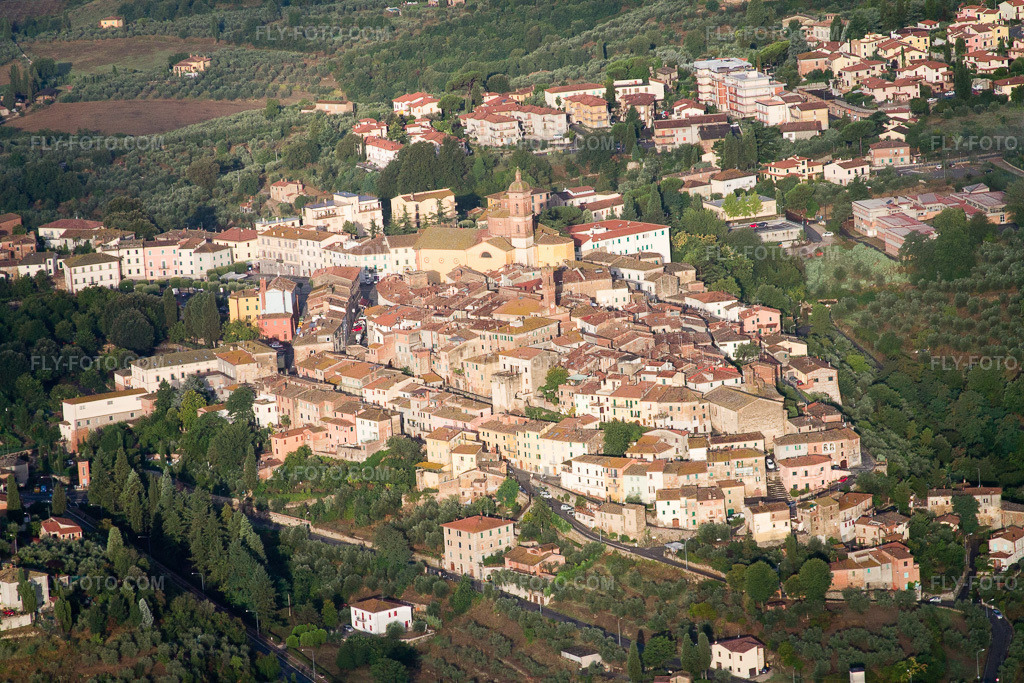 Aerial view: View of the town in Sinalunga in the state Siena, Italy. – Photo: IMG_43647.jpg taken on 07/28/2011 by Werner Riehm/FLY-FOTO.com – Resolution of the original: 4272 x 2848 px