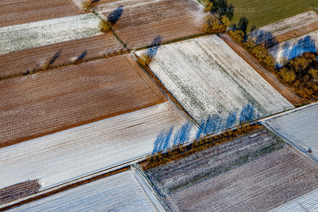 Luftbild: Feldstrukturen und Schatten im Winter bei Schnee in Schweighofen im Bundesland Rheinland-Pfalz in Deutschland. Foto: IMG_139733.jpg vom 16.01.2024 durch Werner Riehm/FLY-FOTO.de