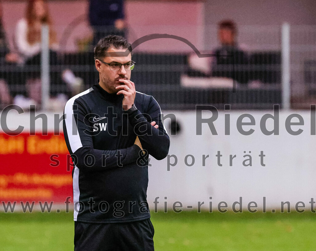 2023-10-07_060_FC_Forstern_gegen_TSV_Schwaben_Augsburg | Forstern, Deutschland, 07.10.2023:
Fußball, Frauen Bayernliga 2023 / 2024, 6. Spieltag, FC Forstern gegen TSV Schwaben Augsburg, Endergebnis: 1:6

Trainer Sebastian Wiese (FC Forstern)

Foto: Christian Riedel / fotografie-riedel.net