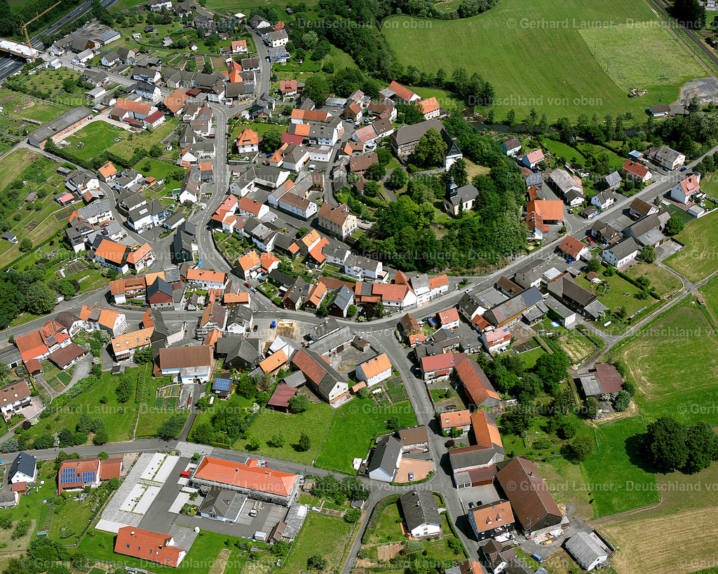2614528 | BURG-GEMüNDEN 09.06.2006 Ortsansicht am Rande von landwirtschaftlichen Feldern und Nutzflächen  in Burg-Gemünden im Bundesland Hessen, Deutschland // Village view on the edge of agricultural fields and land  in Burg-Gemünden in the state Hesse, Germany Foto: Gerhard Launer