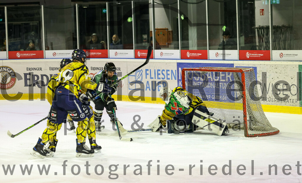 2022-12-16_124_TSV_Erding_gegen_EC_Pfaffenhofen | Erding, Deutschland, 16.12.2022:
Eishockey, Bayernliga 2022 / 2023, 21. Spieltag, TSV Erding gegen EC Pfaffenhofen, Endergebnis: 14:1

Anton Münzhuber (EC Pfaffenhofen, #39), Daniel Krzizok (Erding Gladiators, #18), Torwart Hannes Kiefer (EC Pfaffenhofen, #30)

Foto: Christian Riedel / fotografie-riedel.net