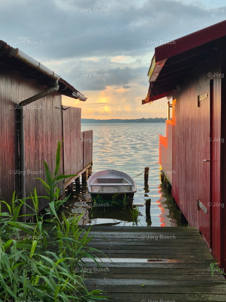 Boot zw. Bootshäusern am See mit Schilf | Dieser Shop bietet Fotos und Videos aus den Bereichen Fallschirmspringen, Landschaft und Luftbild - Realizzato con Pictrs.com