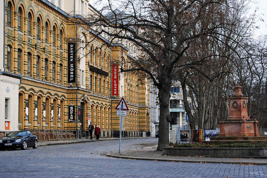 Foto: Leipzig - Kugeldenkmal - Reudnitzer Straße | Das Team hinter BILDLEXIKON LEIPZIG bündelt historische wie aktuelle Informationen über die Stadt Leipzig in Text und Bild auf einer Plattform und stellt diese der interessierten Öffentlichkeit zur Verfügung.