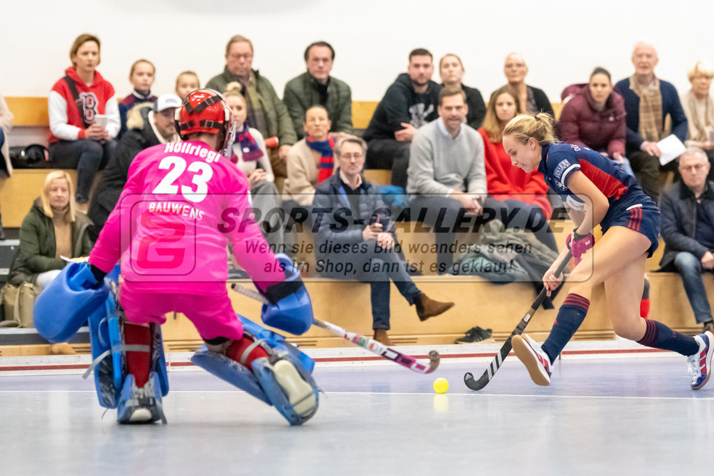SFE_20221127_0070 | 1. Bundesliga Hockey Damen Düsseldorfer HC - Rot-Weiss Köln am 27.11.2022 in Düsseldorf (Düsseldorfer Hockeyclub 1905 e.V.), Photo: Stephan Fehrmann 2022 (Sports-Gallery),Lisa Höllriegl ( Torfrau Rot-Weiss Köln #23 ) ,Nolte Lisa ( Düsseldorfer HC #17 )
