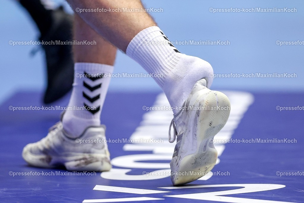 EHF19012601123 | 19.01.2026, Handball, Men's EHF EURO 2026, Österreich - Serbien, Jyske Bank Boxen in Herning, Dänemark, Preliminary Round:  Stefan Dodic (Serbien #40) verliert seinen Schuh