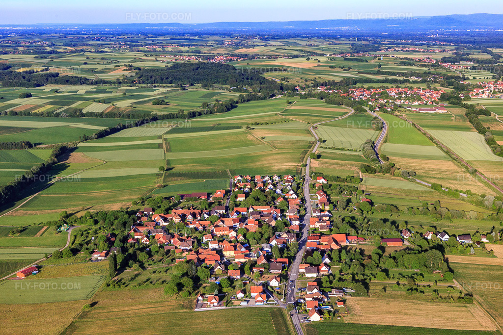 Aerial view: View of the town from the west in Hoffen in the state Bas-Rhin, France. – Photo: IMG_100830.jpg taken on 06/08/2017 by Werner Riehm/FLY-FOTO.com – Resolution of the original: 5472 x 3648 px