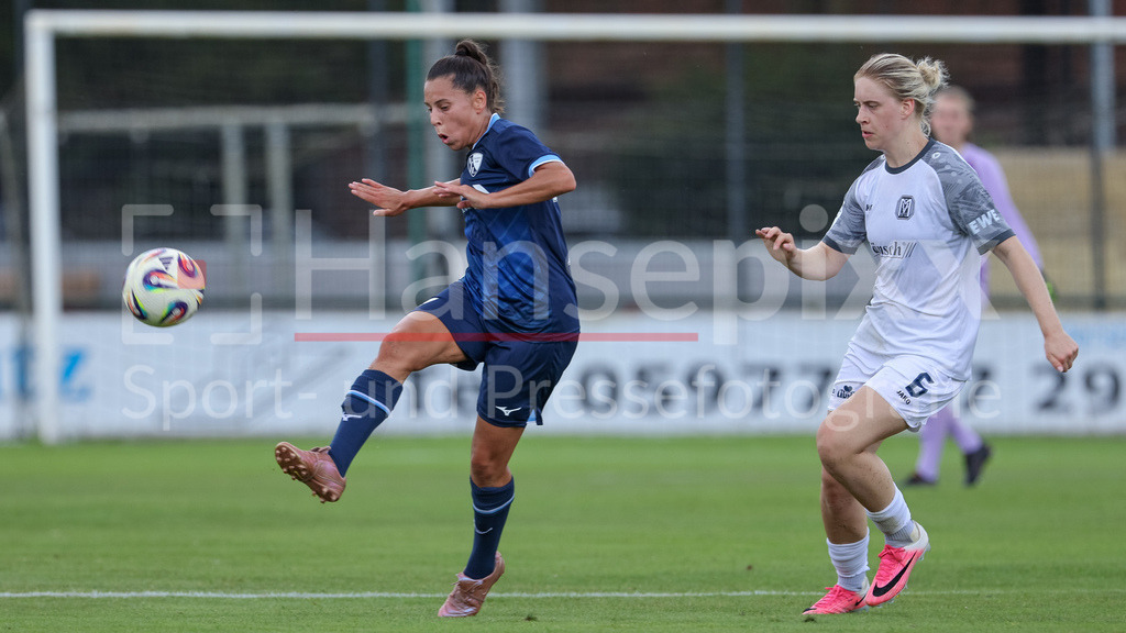 Fussball, Testspiel Frauen, SV Meppen - VfL Bochum | v.li.: Noemi Gentile (VfL Bochum, 22) und Lotte Masseling (SV Meppen, 6) im Zweikampf, Duell, Dynamik, Aktion, Action, Spielszene