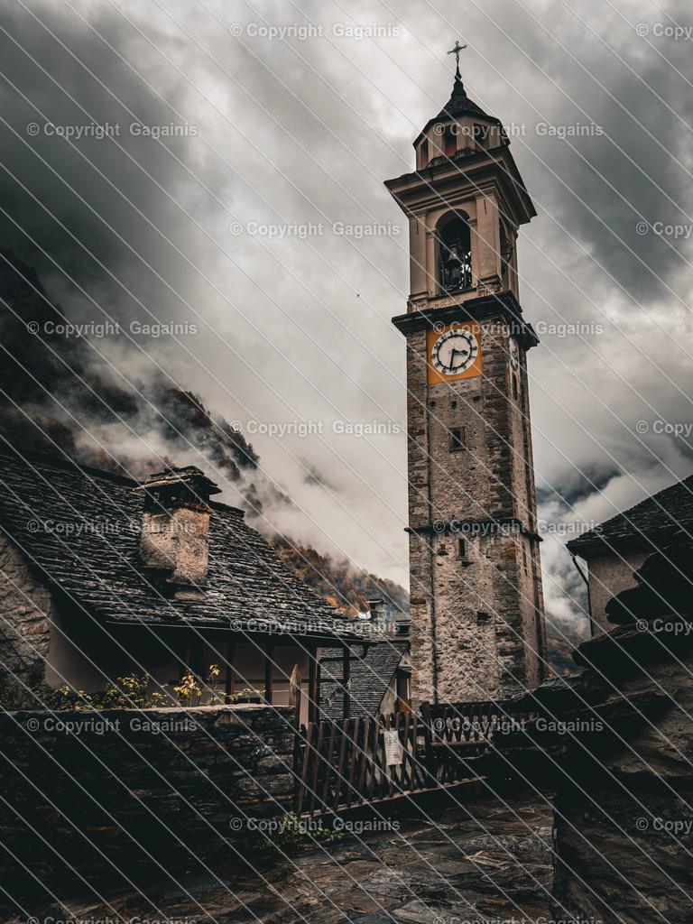 Sonogno Herbstlandschaft Schweiz, Tessin Dorf Print, Nebel Fotografie, Herbstfarben Wandbild, Naturposter, Alpenkunst | Goldene Blätter, malerische Gassen und sanfter Herbstnebel – diese Fotografie bringt die magische Atmosphäre des Tessiner Herbstes in dein Zuhause. Perfekt für gemütliche Wohnräume oder als Geschenk für Naturliebhaber.