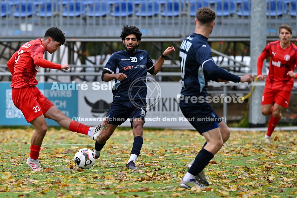 FC Kilia Kiel vs SC Rapid Lübeck | Selim Cetintürk (Kilia #33) vs Deyr Sefer (Rapid #30) &amp; Mario Nagel (Rapid #27) / Fußball-Oberliga Männer 2026/2027 / FC Kilia Kiel vs SC Rapid Lübeck / Kilia Sportplatz / Kiel / 24.10.26 - Realisiert mit Pictrs.com