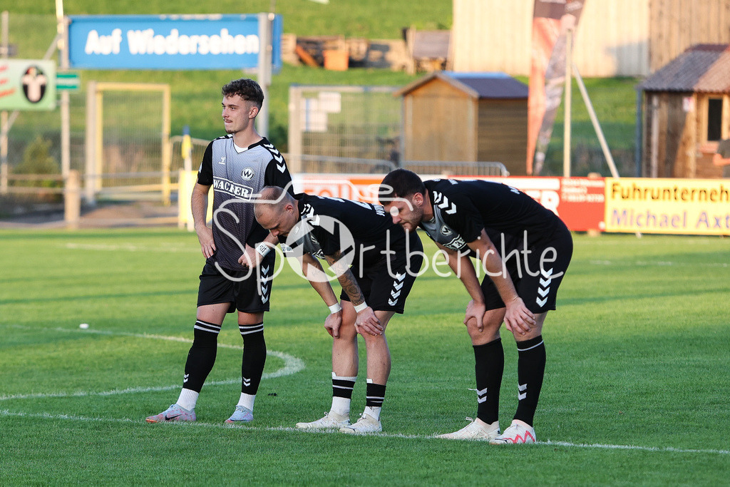 FC Pipinsried - SV Wacker Burghausen | Niedergeschlagene Gaeste aus Burghausen nach der niederlage in Pipinsried