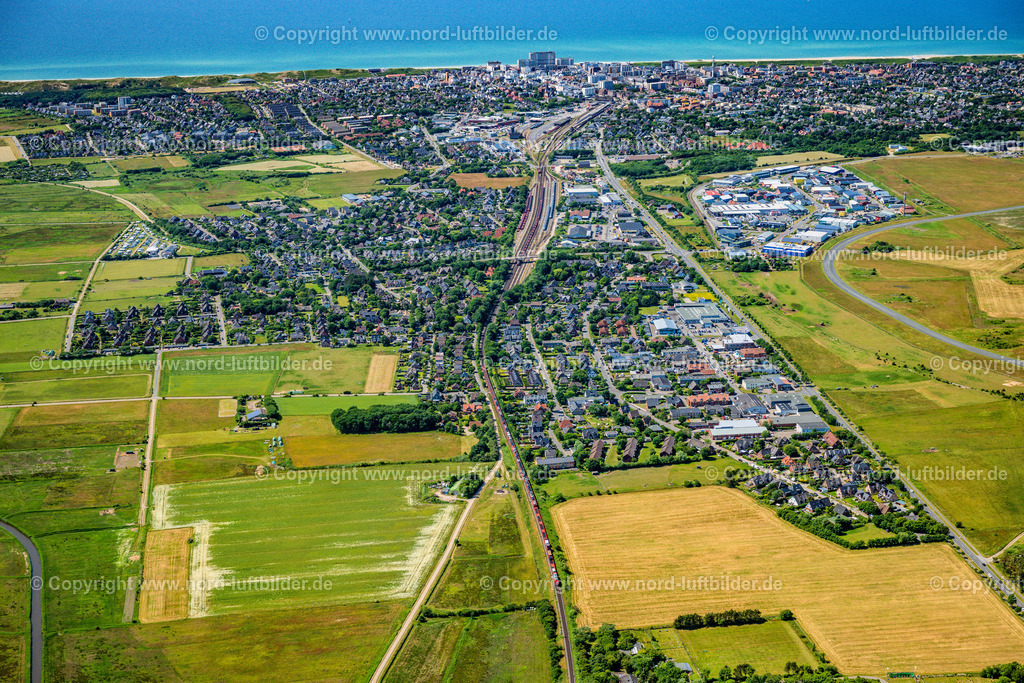 Sylt_Tinnum_Westerland_ELS_6483210625 | SYLT 21.06.2025 Ortsansicht an der Meeres-Küste von Westerland und Tinnum auf der Insel Sylt im Bundesland Schleswig-Holstein, Deutschland. // Town view on the sea coast of Westerland and Tinnum on the island of Sylt in the state Schleswig-Holstein, Germany. Foto: Martin Elsen
