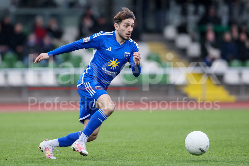 Fussball, Regionalliga Nord, SV Werder Bremen II - BSV Kickers Emden | v.li.: Kai Kaissis (Kickers Emden, 6) am Ball, Freisteller, Einzelbild, Ganzkörper, Aktion, Action, Spielszene