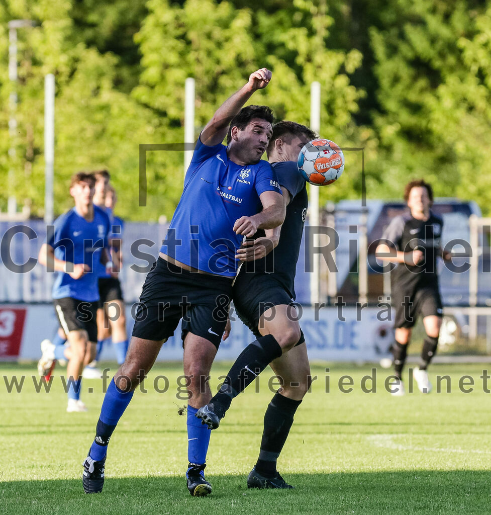 2023-07-14_032_FC_Langengeisling_gegen_FC_Velden-Eberspoint | Erding, Deutschland, 14.07.2023:
Fußball, Bezirksliga Oberbayern Ost 2023 / 2024, Testspiel, FC Langengeisling gegen FC Velden-Eberspoint, Endergebnis: 5:0

Martin Breiteneicher (FC Velden-Eberspoint, #17), Niko Simak (FC Langengeisling, #3)

Foto: Christian Riedel / fotografie-riedel.net