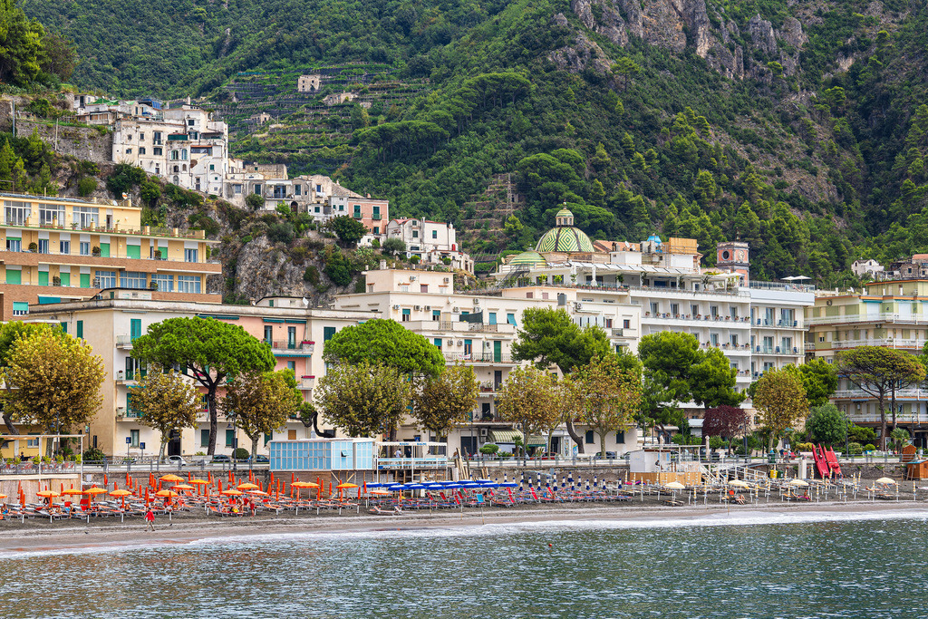 Blick auf Maiori an der Amalfiküste in Italien | Blick auf Maiori an der Amalfiküste in Italien.