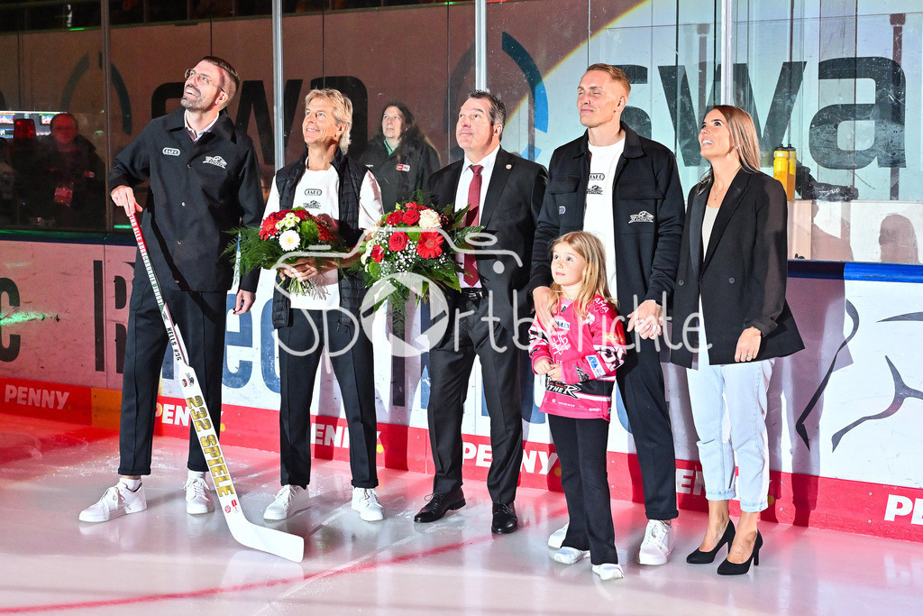 Augsburger Panther - Adler Mannheim | Die Ehrung von Markus KELLER vor der Partie / v. l. Maximilian HORBER, Duanne MOESER, Larry MITCHELL, Markus KELLER, seine Tochter Luna und seine Ehefrau Satu / DEL: Augsburger Panther - Adler Mannheim; Curt Frenzel Stadion am 14.09.2025