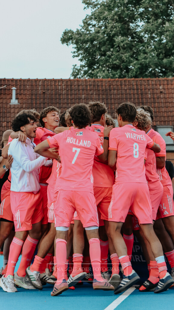 EM_MU18_F_GER-BEL_Lille_bearbeitet_Pokalbilder (27 von 137) | lanaschraderfotografie - Realisiert mit Pictrs.com