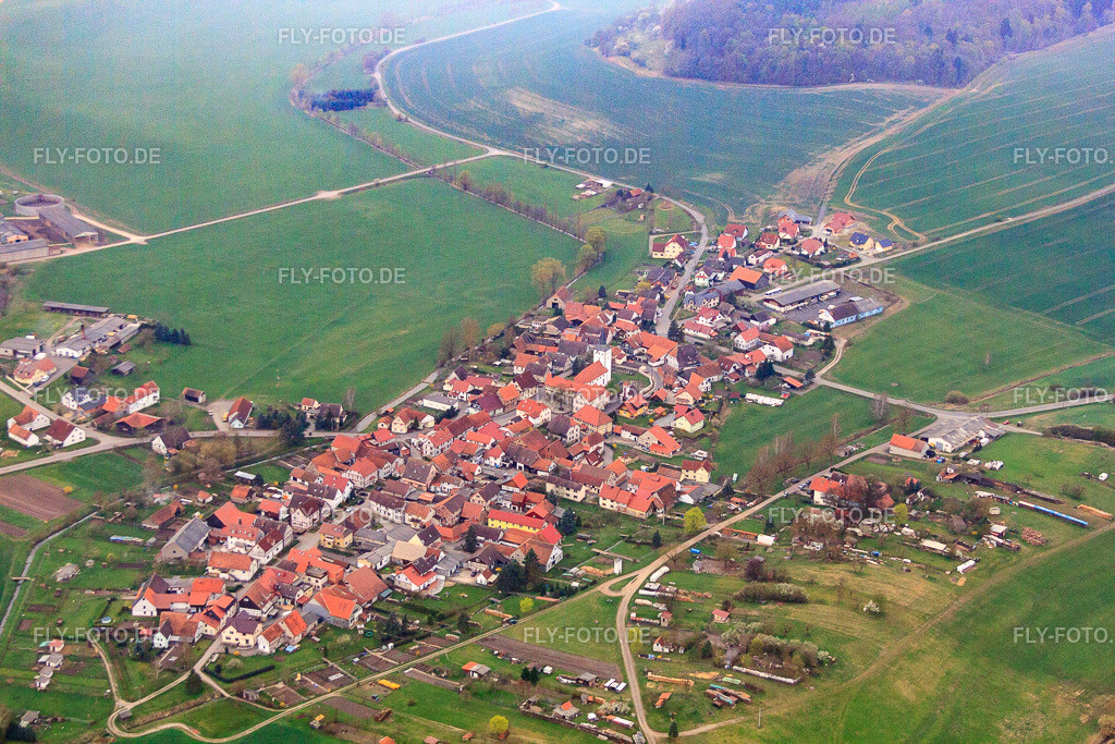 Dorfansicht aus Osten | Luftbild: Dorfansicht aus Osten im Ortsteil Gellershausen in Heldburg im Bundesland Thüringen in Deutschland. Foto: IMG_64141.jpg vom 05.04.2014 durch Werner Riehm/FLY-FOTO.de - Realisiert mit Pictrs.com