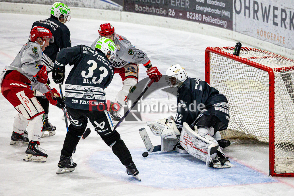TSV Peißenberg MINERS gegen TEV Miesbach | Eishockey Bayernliga Herren Vorrunde 2024/25, TSV Peißenberg MINERS gegen TEV Miesbach, 20241201,Gefahr vor dem Tor,2024-12-01 in Peißenberg (Eisstadion Peißenberg)Hannes KIEFER (MINERS Goali 32), Julian REISS (MINERS 33)Copyright: WolfgangxLindner