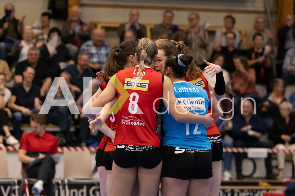 Volleyball I Frauen I Saison 2025-2026 I Volleyball NLA | Women I 1/2 Finals I  VC Kanti Schaffhausen - Sm'Aesch Pfeffingen I 07.03.2026 | VC Kanti Schaffhausen Spielerinnenkreis - Realisiert mit Pictrs.com
