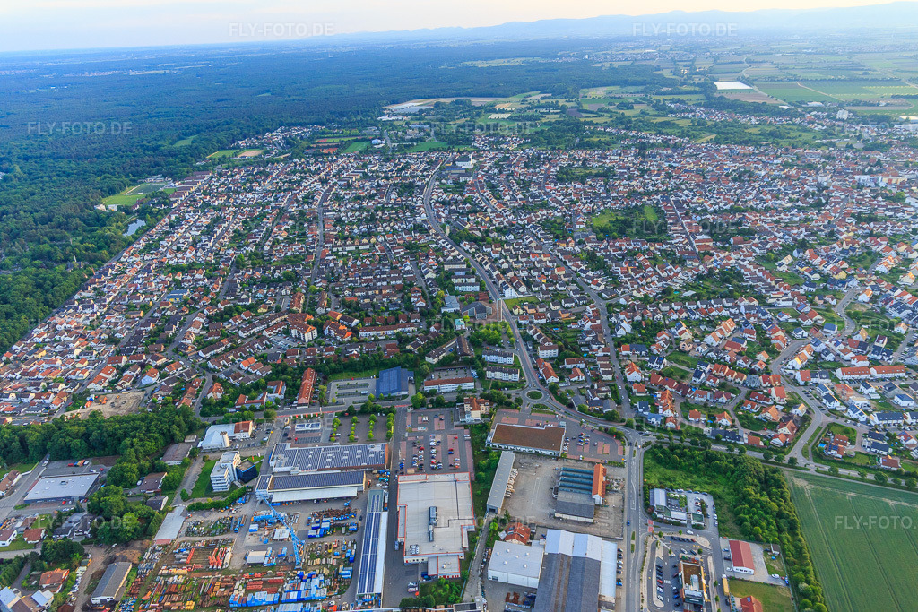 Luftbild: Stadtansicht aus Osten in Schifferstadt im Bundesland Rheinland-Pfalz in Deutschland. Foto: IMG_107472.jpg vom 25.05.2018 durch Werner Riehm/FLY-FOTO.de