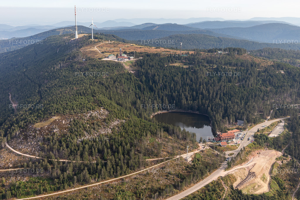 Luftbild: Hornisgrinde über dem Mummelsee an der Schwarzwaldhochstraße B500 in Seebach im Bundesland Baden-Württemberg in Deutschland. Foto: IMG_008835.jpg vom 20.09.2020 durch Werner Riehm/FLY-FOTO.de