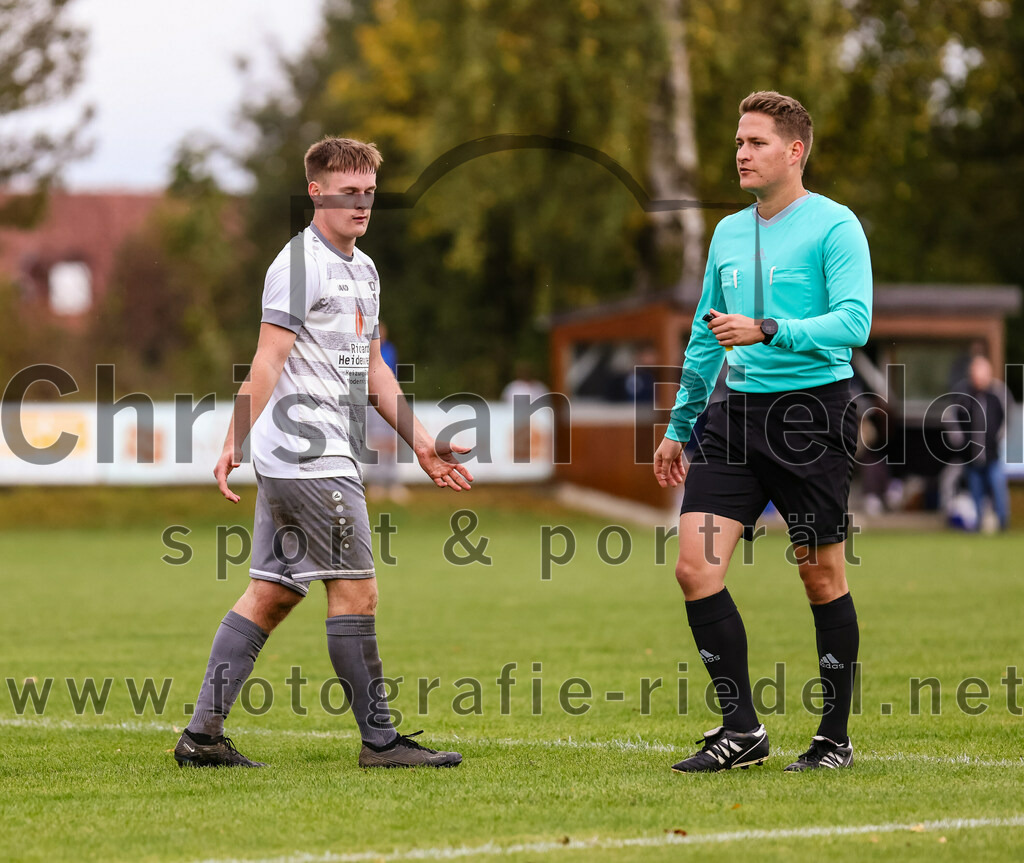 2023-10-15_056_SV_Eintracht_Berglern_gegen_FC_Tuerkguecue_Erding | Berglern, Deutschland, 15.10.2023:
Fußball, Kreisklasse 2023 / 2024, 10. Spieltag, SV Eintracht Berglern gegen FC Türkgücü Erding, Endergebnis: 1:0

Schiedsrichter Manuel Müller

Foto: Christian Riedel / fotografie-riedel.net