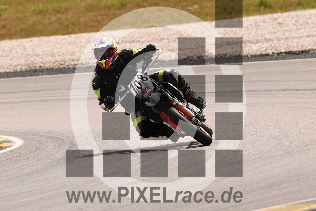 0108-20240629_01771 | Schöne Erinnerungen an spannende Momente - das festzuhalten ist unser Job. PIXELrace.de ist seit 2003 auf den Rennstrecken Europas unterwegs um die Action draußen beim Fahren und die wunderbare Stimmung imm Fahrerlager für euch einzufangen.