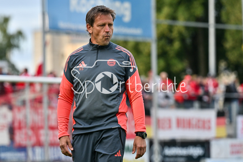 FC Memmingen - FC Bayern Amateure | im Bild Holger SEITZ Cheftrainer FC Bayern München II / Einzelfoto / Freisteller / Regionalliga Bayern: FC Memmingen - FC Bayern München II; Arena Memmigen am 29.08.2025