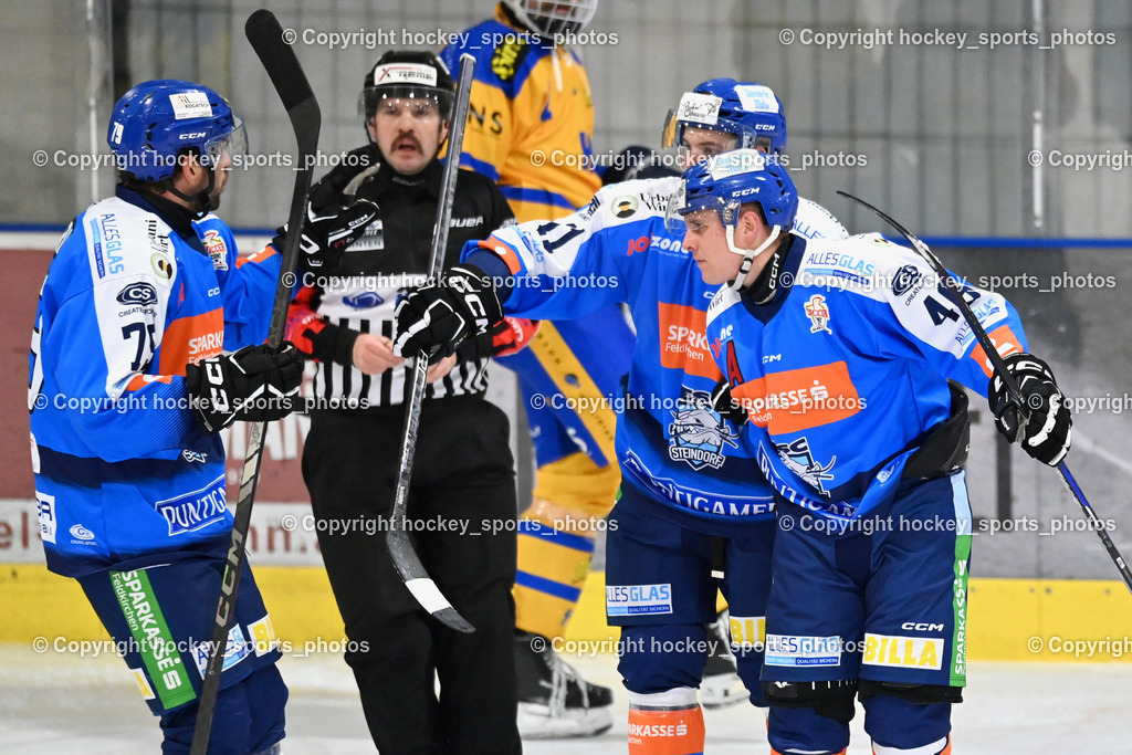 ESC SPARKASSE STEINDORF vs. 1. EHC ALTHOFEN | Jubel ESc Steindorf Mannschaft, #79 Petrik Benjamin ESC Steindorf, WIDMANN Florian Referee, #45##11 Kalan Luka ESC Steindorf, ESC SPARKASSE STEINDORF vs. 1. EHC ALTHOFEN, ESC SPARKASSE STEINDORF vs. 1. EHC ALTHOFEN am 30.11.2025 in Steindorf (Ossiachersee Halle), Austria, (Photo by Bernd Stefan)