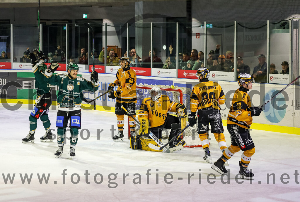 2025-11-02_098_TSV_Erding_gegen_EV_Fuessen | Erding, Deutschland, 02.11.2025:Eishockey, Oberliga Süd 2025 / 2026, 15. Spieltag, TSV Erding gegen EV Füssen, Endergebnis: 2:6Jubel nach dem 1:0 durch Elias Maier (Erding Gladiators, #15)Louis Trattner (Erding Gladiators, #7), Nicolas Jentsch (EV Füssen, #28), Torwart Timotej Pancur (EV Füssen, #30), Matyas Stransky (EV Füssen, #88), Martins Andzs (EV Füssen, #11)Foto: Christian Riedel / fotografie-riedel.net
