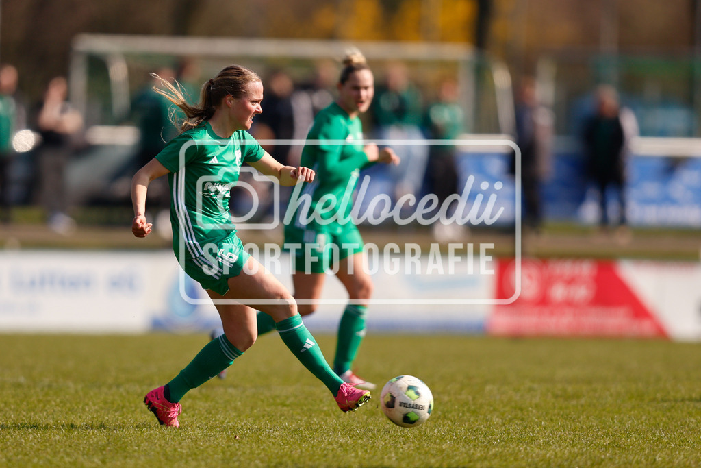 Fußball I Frauen I Saison 2025-2026 I Oberliga Niedersachsen I 17. Spieltag I TuS Lutten - BW Hollage-34 | Florentine Wenzel (15, TuS Lutten) spielt den Ball zu einer Mitspielerin. - Realisiert mit Pictrs.com
