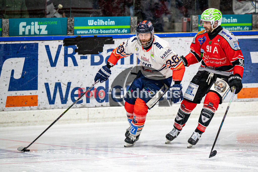 TSV Peißenberg MINERS gegen ESC Kempten SHARKS | Eishockey Bayernliga Herren Pre-Playoffs 2024/25, TSV Peißenberg MINERS gegen ESC Kempten SHARKS, 20250131,Sergei TOPOL (SHARKS 20) am Puck,2025-01-31 in Peißenberg (Eisstadion Peißenberg)Dominik EBENTHEUER (MINERS 91), Sergei TOPOL (SHARKS 20)Copyright: WolfgangxLindner foto-lindner.de
