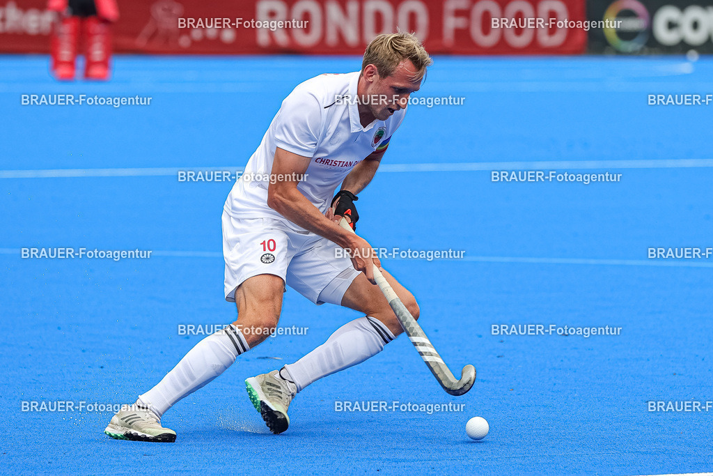 Crefelder HTC und Club an der Alster   | Krefeld, Deutschland 24.09.2022,Niklas Wellen (Crefelder HTC) in Aktion, am Ball, Einzelaktion, 

beim 1. Bundesliga Spiel der Herren zwischen Crefelder HTC und Club an der Alster  auf der Gerd Wellen Hockeyanlage am 24. September 2022 in Krefeld.

(Foto: BRAUER-Fotoagentur)
 