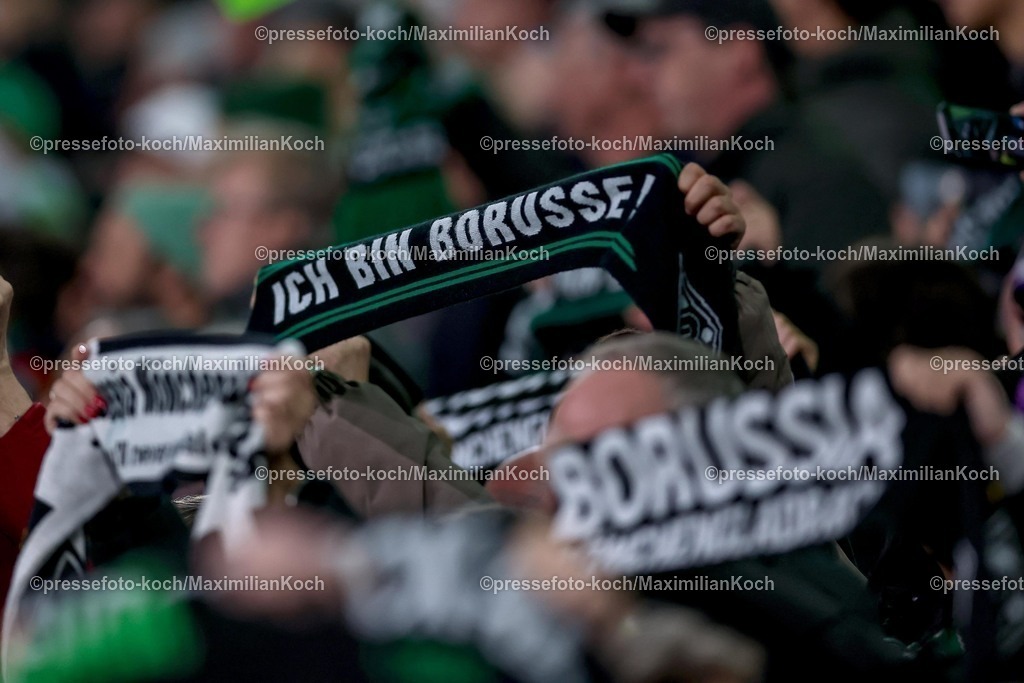 BMG05102501039 | 05.10.2025, Fußball, Borussia Mönchengladbach - SC Freiburg, 1. Fußball Bundesliga, Borussia-Park, Saison 2025 2026: Fans Zuschauer Fußballfans Borussiafans Fanschal Schalparade Schal SchalsDFB regulations prohibit any use of photographs as image sequences and or quasi-video.