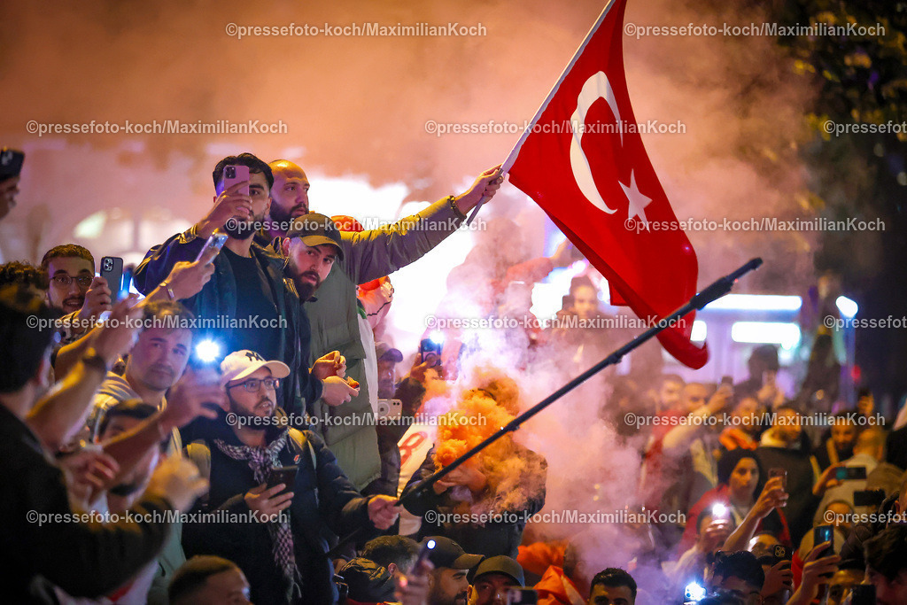 HHmx02072401034 | 02.07.2024, Hamburg, Tausende türkische Fans feiern nach dem Sieg der Türkei auf der hamburger Reeperbahn den Einzug ins Viertelfinale. Es werden jubelnd Rauchtöpfe, bengalos, Blinker, bengalisches Feuer und Feuerwerk gezündet. 