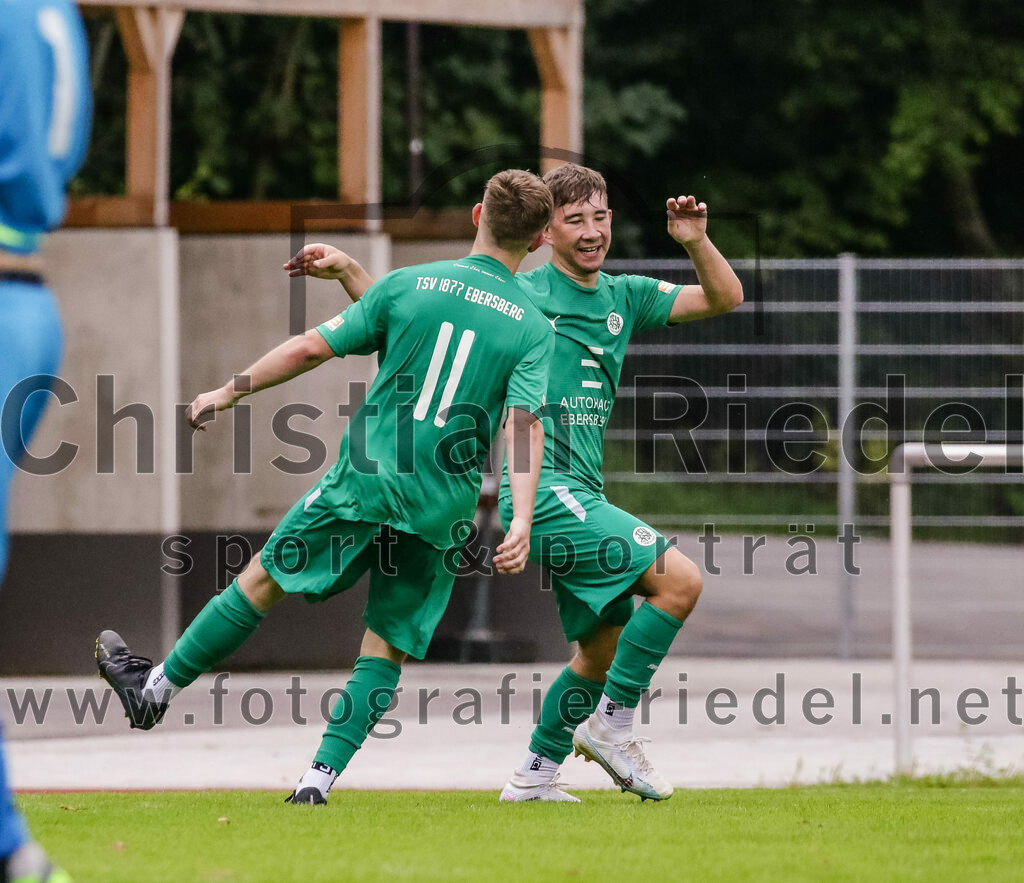 2023-08-26_102_TSV_Ebersberg_gegen_TSV_Oberpframmern | Ebersberg, Deutschland, 26.08.2023:
Fußball, Kreisliga 2023 / 2024, 2. Spieltag, TSV 1877 Ebersberg gegen TSV Oberpframmern, Endergebnis: 5:1

Jubel nach dem 1:0 durch Felix Hoppe (TSV 1877 Ebersberg, #17)
Moritz Eglseder (TSV 1877 Ebersberg, #11), Felix Hoppe (TSV 1877 Ebersberg, #17)

Foto: Christian Riedel / fotografie-riedel.net