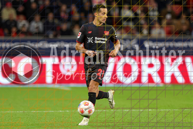 Bayer 04 Leverkusen vs Eintracht Frankfurt - Bundesliga  | Leverkusen, Deutschland, 12.09.25:   Lucas Vazquez (Bayer 04 Leverkusen) in Aktion am Ball, Einzelaktion waehrend des Spiels der Bundesliga zwischen  Bayer 04 Leverkusen vs Eintracht Frankfurt in der BayArena(Foto von Brauer-Fotoagentur / Adrian Schlueter)