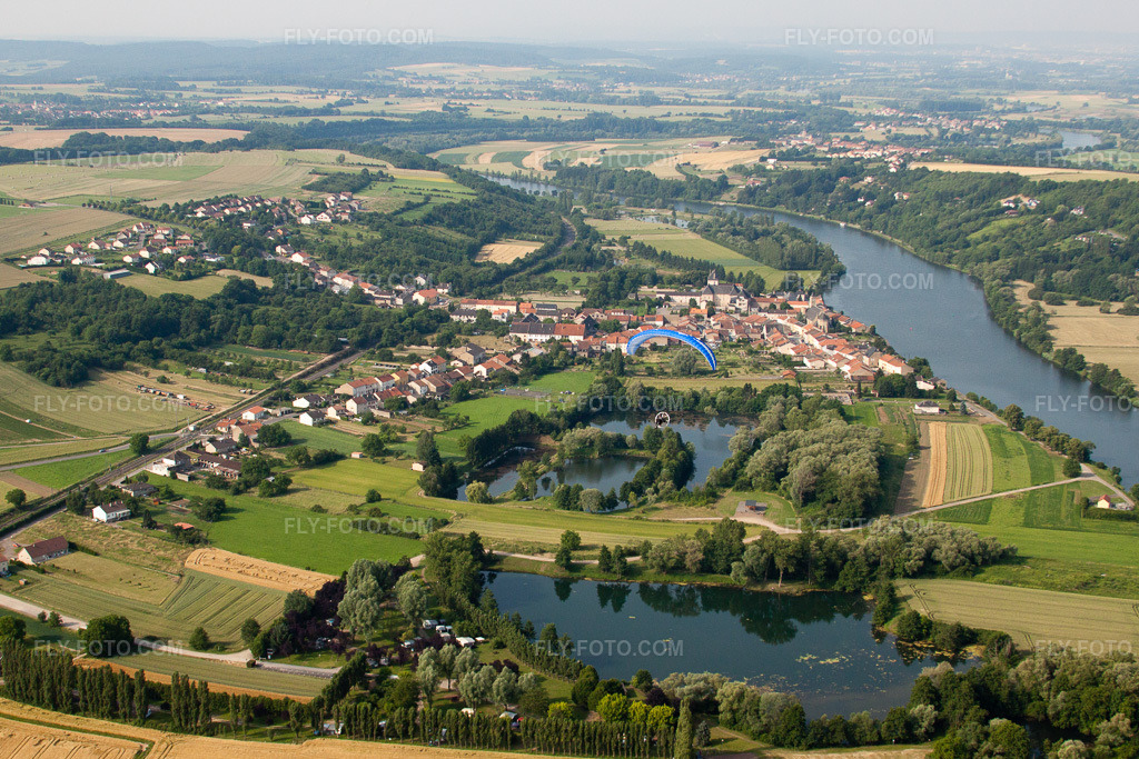 Aerial view: View of the town in Rettel in the state Moselle, France.Photo: IMG_29409.jpg taken on 06/26/2010 by Werner Riehm/FLY-FOTO.comResolution of the original: 4067 x 2711 px