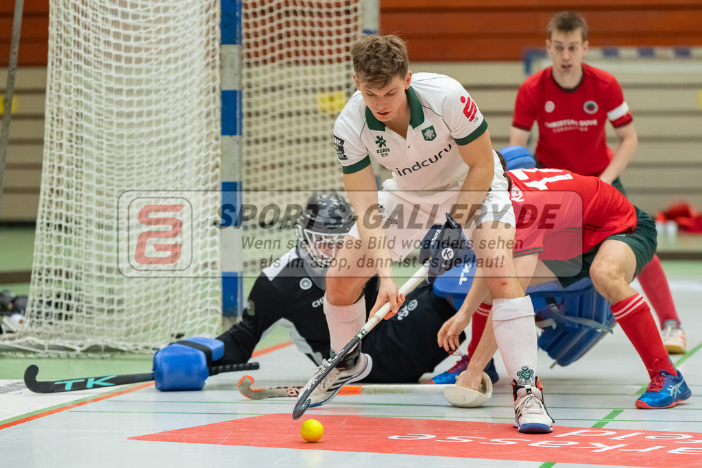 HK_20240114_108172 | 1. Bundesliga Herren Crefelder HTC - Uhlenhorst Mülheim am 14.1.2024 Halle Glockenspitz, Krefeld , Lukas Mertgens ( Uhlenhorst Mülheim #18 ) , Kemmerich Peer ( Crefelder HTC #21 ) , Lasse Kille Torwart ( Crefelder HTC #32 )