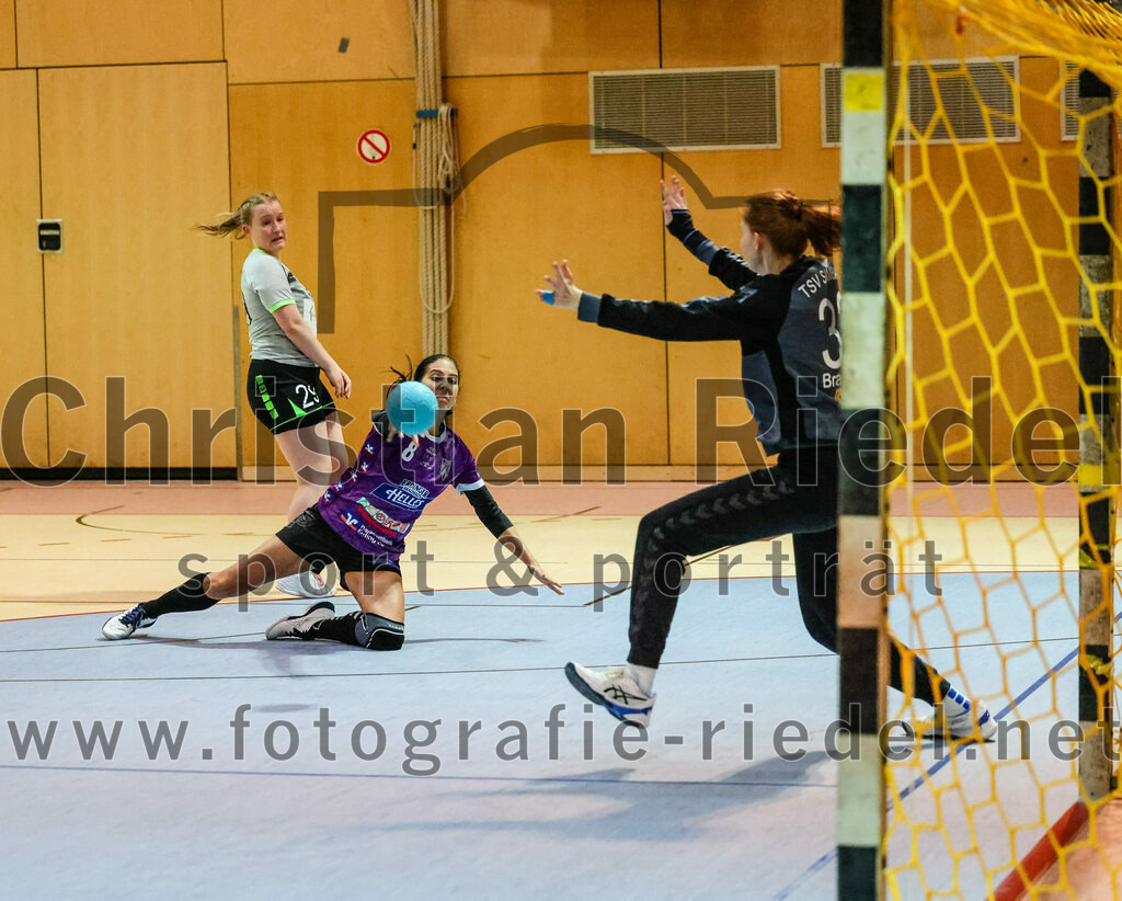 2023-11-11_072_SpVgg_Altenerding_gegen_TSV_Simbach_II | Erding, Deutschland, 11.11.2023:
Handball, Bezirksliga Frauen Altbayern 2023 / 2024, 5. Spieltag, SpVgg Altenerding II gegen TSV Simbach II, Endergebnis: 31:28

Paulina Podesser (TSV Simbach, #29), Sylvia Heider (SpVgg Altenerding, #8), Torfrau Sonja Brandmeier (TSV Simbach, #32)

Foto: Christian Riedel / fotografie-riedel.net