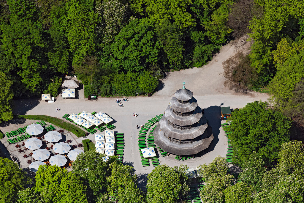 dr__0063733.jpg | MüNCHEN 29.04.2025 Bauwerk der Pagode " Chinesischer Turm " im " Englischen Garten " im Stadtteil Altstadt-Lehel in München im Bundesland Bayern, Deutschland. // Building of the pagoda "Chinesischer Turm" in the "Englischer Garten" in the district Altstadt-Lehel in Munich in the state Bavaria, Germany. Foto: Daniel Reiter