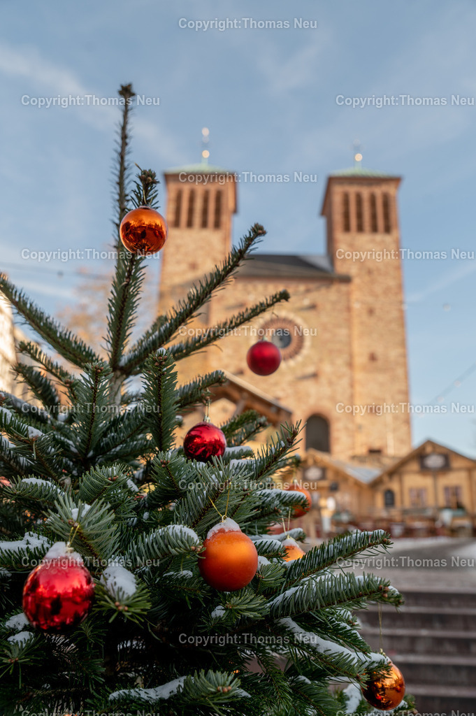 DSC_5276 | Winterliche Stimmung auf dem Bensheimer Weihnachtsmarkt. Zwischen festlich geschmückten Ständen und warmem Lichterglanz trifft sich in der Altstadt vorweihnachtliches Leben an der Hessischen Bergstraße. Hier der Blick auf die Pfarrkirche Sankt Georg