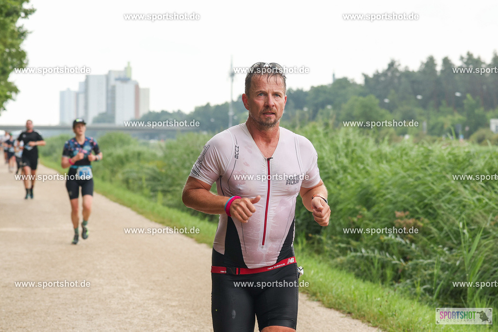 LUR_1795 | 34. M-net Erlanger Triathlon 2025 #erlangertriathlon  #mnettriathlon2025 #mnettriathlon #team #olympischedistanz #mitteldistanz #triathlon #maindonaukanal  #erlangertriathlon2025 #yourpictrs #tv1848 #tv1848erlangen  #triathlonbayern #sportinerlangen #demsportverbunden #sportshot_your_pictrs Copyright: www.sportshot.de
